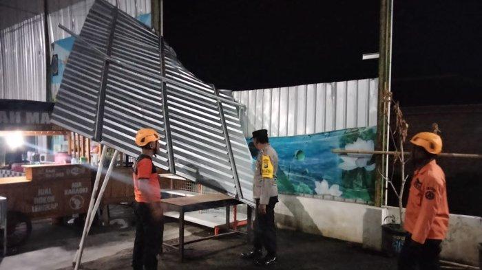 Amukan angin kencang menyebabkan atap warung serta rest area di Sambit, Ponorogo kemudian viral di media sosial.