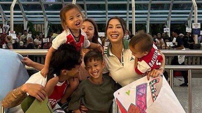 Keluarga pesepakbola Irfan Bachdim menjadi sorotan. Ini karena keberanian anak keduanya pulang ke Indonesia dari Belanda seorang diri.