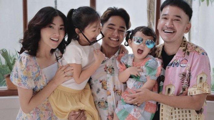 Kedua putri Ruben Onsu dan Sarwendah menangis sesenggukan dan meminta Betrand Peto untuk tidak pulang kampung.