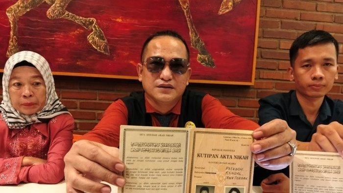 30 TAHUN DITELANTARKAN - Agil Renata Saputra (kanan) bersama ibunya Siti Wuryanti (kiri), dan penasihat hukumnya Sagitarius (tengah) melaporkan pengusaha kondang asal Semarang, Bambang Wuragil, Sabtu 19/4/2025 malam. Agil mengaku dirinya dan ibunya ditelantarkan ayah kandung selama 30 tahun.