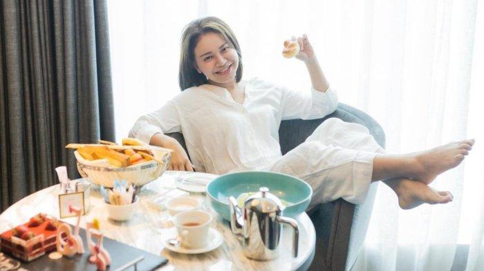 Andre Taulany mengunjungi kediaman diva Indonesia, Rossa.