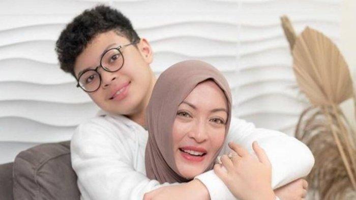 Angelina Sondakh merasa bersalah pada putraya, Keanu Massaid yang harus tumbuh dengan bekal ilmu Islam minim karena tak didampingi orangtua.