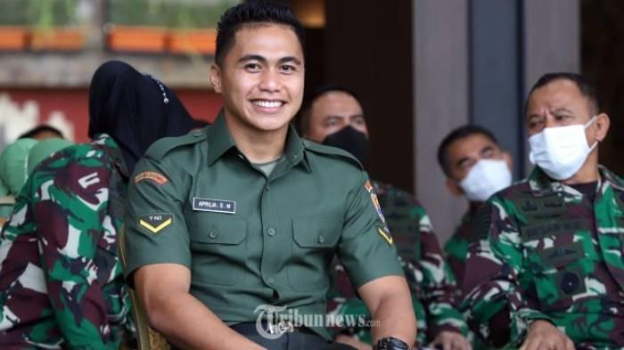 Mantan atlet voli putri dan juga anggota TNI Angkatan Darat Serda (K) Aprilio Perkasa Manganang (nama baru) saat akan mengikuti sidang permohonan pergantian jenis kelamin dan pergantian nama yang dilakukan secara virtual di Markas Besar TNI Angkatan Darat, Jakarta Pusat, Jumat (19/3/2021).