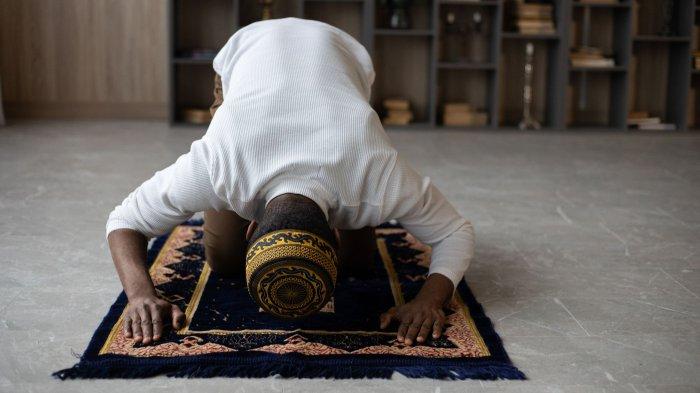 SALAT TASBIH - Ilustrasi seorang Muslim melaksanakan salat tasbih. Salah satu amalan untuk meraih malam Lailatul Qadar adalah melaksanakan salat tasbih.Salat tasbih dikerjakan empat rakaat dengan dua salam. 