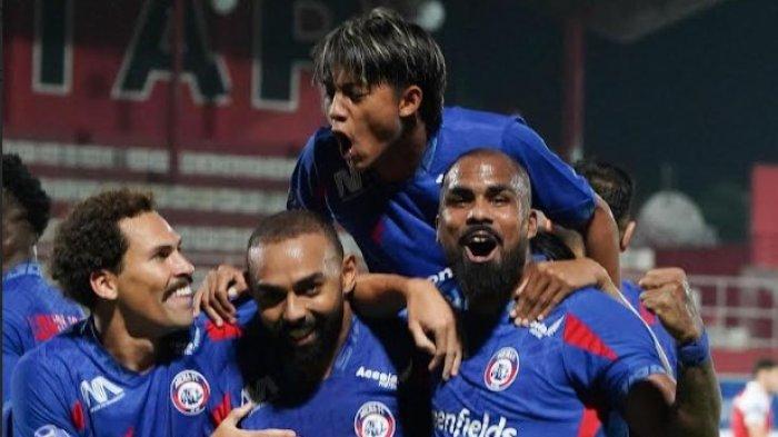 RAYAKAN GOL (Arsip) - Para pemain Arema FC saat merayakan gol di laga menghadapi Barito Putera pada pekan 27 Liga 1 2024/2025, Kamis (13/3/2025). Arema FC menjadi satu-satunya tim yang akan menjadi malaikat dan akan menjadi iblis dari tiga tim yang bersaing untuk tidak terdegradasi pada musim ini.