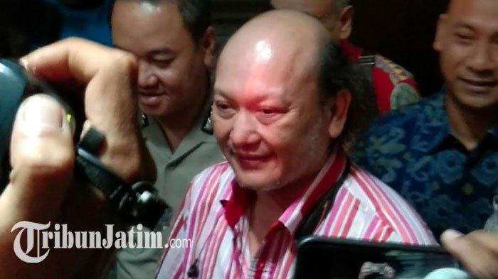 Ari Sigit saat keluar dari Ruang Penyidik Ditreskrimsus Mapolda Jatim, Rabu (22/1/2020).