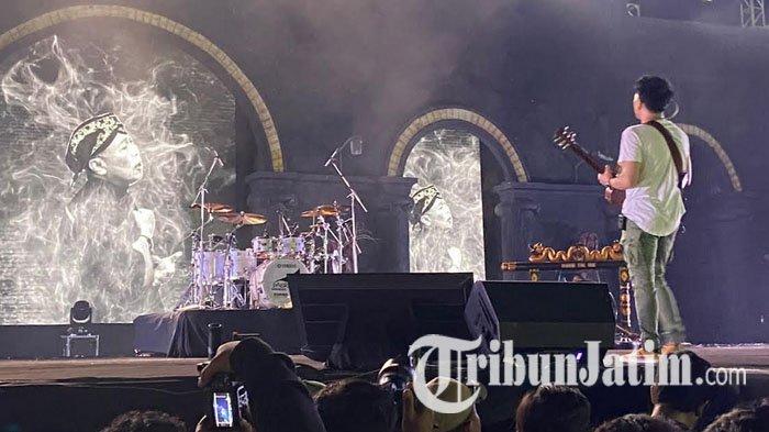Kolaborasi Noah dengan Bupati Ponorogo, Sugiri Sancoko saat Konser Kidung Rumekso Ing Wengi dalam rangka HUT Kabupaten Ponorogo ke-527, di Alun-alun Ponorogo, Jawa Timur, Selasa (15/8/2023) malam.