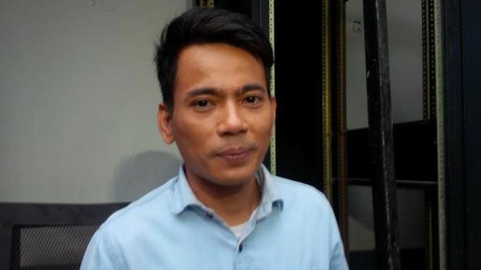 Penyanyi Indonesia Idol musim kelima (2008), Januarisman Runtuwenen (30) alias Aris Idol diabadikan usai menjalani shooting program bincang-bincang Rumpi, di Gedung Trans, Tendean, Jakarta Selatan, Kamis (12/11/2015).
