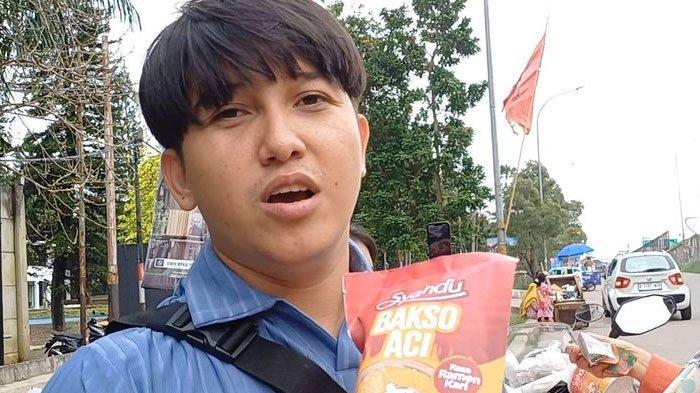 JUALAN BAKSO ACI - Artis peran Sidik Eduard berjualan cuanki instan di pinggir jalan daerah Andara, Jakarta Selatan, saat ditemui Kompas.com pada Selasa (25/3/2025). Eduard kini tinggal di kos-kosan Bersama istri dan anaknya.