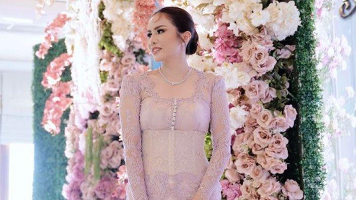 Artis punya banyak chef pribadi di rumah. Mau makan tinggal pesan bak restoran.