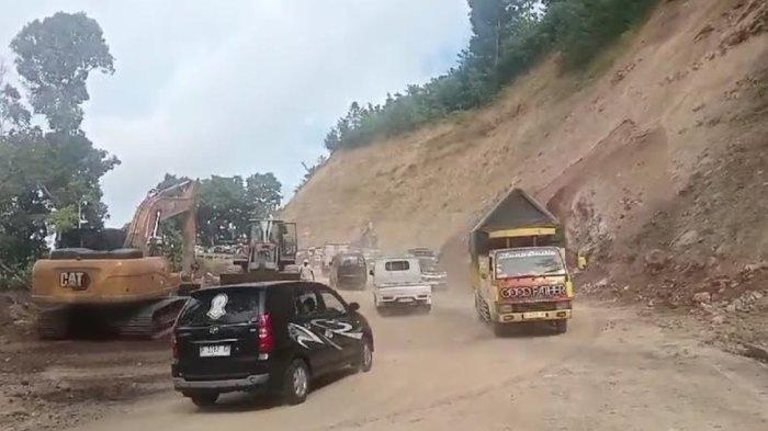DIBERSIHKAN - Arus lalu lintas di Jalur Piket Nol KM 57, Kecamatan Candipuro, Kabupaten Lumajang, Jawa Timur kembali normal, Senin (3/3/2025). Kendaraan roda 2 dan 4 bisa melalui jalur tersebut.