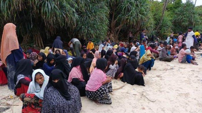 Ratusan pengungsi Rohingya terdampar di pPantai Batu Hitam Jurong Keuramat Gampong Ie Meulee, Sabtu (2/12/2023).