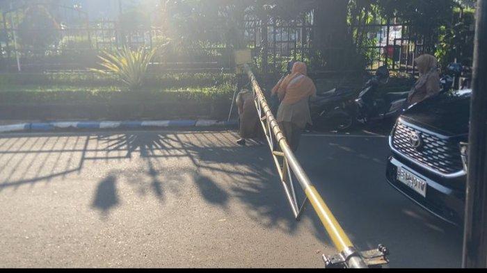 ASN TERLAMBAT - ASN Pemkab Ponorogo terlihat menerobos portal gerbang Pemkab Ponorogo pada apel perdana pasca libur lebaran, Selasa (8/4/2025) pagi. Hari pertama masuk kerja pasca libur lebaran, Aparatur Sipil Negara (ASN) Pemerintah Kabupaten (Pemkab) Ponorogo masih ada yang terlambat, Selasa (8/4/2025) pagi.