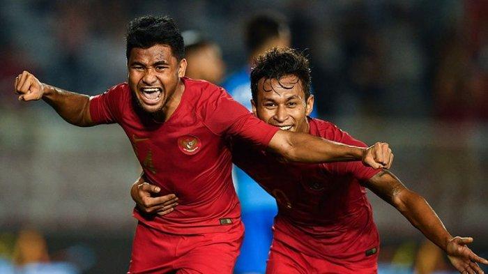 Pemain Timnas U-22 Indonesia Asnawi Mangkualam Bahar (kiri) melakukan selebrasi bersama Osvaldo Haay seusai mencetak gol ke gawang Timnas Singapura dalam pertandingan Grup B SEA Games 2019 di Stadion Rizal Memorial, Manila, Filipina, Kamis (28/11/2019). Indonesia mengalahkan Singapura dengan skor 2-0.