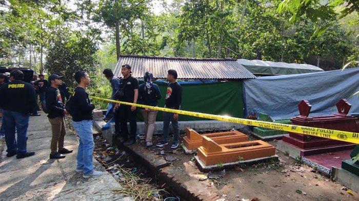 Petugas Polres Blitar Kota melakukan pengamanan di lokasi autopsi jenazah santri yang meninggal usai dilempar kayu berpaku oleh guru ngaji di TPU Desa Dadaplangu, Kecamatan Ponggok, Kabupaten Blitar, Jumat (4/10/2024).