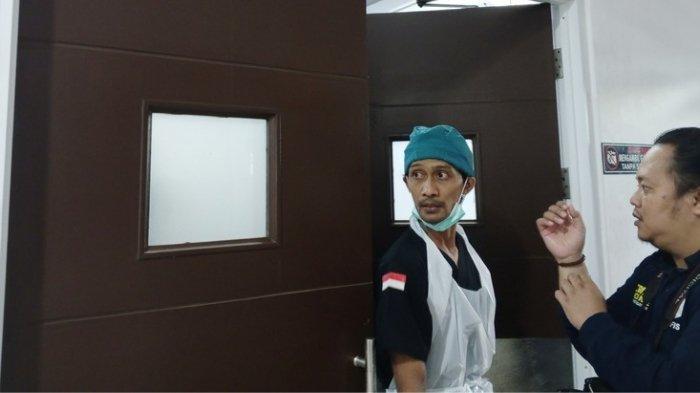 SETELAH AUTOPSI - Suasana ruang autopsi non infeksius Instalasi Kedokteran Forensik dan Medikolegal ((IKF) RSUD dr Iskak Tulungagung, Jawa Timur, setelah proses autopsi jenazah bayi yang ditemukan di aliran Sungai Brantas, Sabtu (28/6/2025. Hasil autopsi, jenazah bayi yang ditemukan pada Jumat (27/6/2025) malam ini dihanyutkan saat kondisi masih hidup.