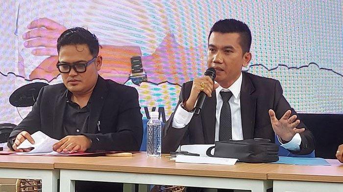 AWAL PERTEMUAN - Tim kuasa hukum Revelino Tuwasey saat Grid.ID temui di kawasan Pagedangan, Kabupaten Tangerang, Kamis (17/4/2025). Pihaknya menguak awal pertemuan Revelino dengan Lisa Mariana.