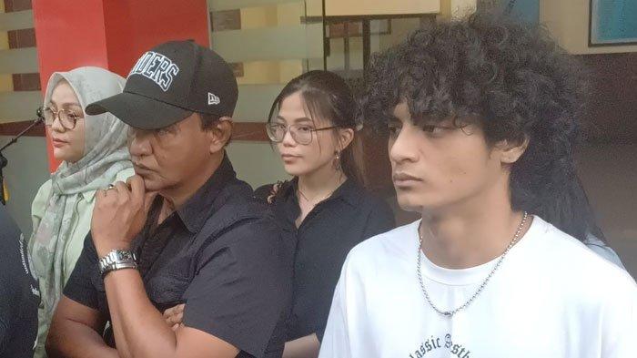VADEL LAMAR LOLLY - Seleb TikTok Vadel Badjideh (kanan) mendampingi ayahnya, Umar Badjideh setelah diperiksa sebagai pelapor kasus dugaan pencemaran nama baik oleh Nikita Mirzani di Polres Metro Jakarta Selatan, Rabu (20/11/2024). Vadel segera lamar Lolly, putri Nikita Mirzani. Namun sang ayah justru ogah besanan dengan Nikita, Selasa (4/2/2025).