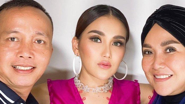 Ayah Ayu Ting Ting kerap menjadi perbincangan karena tingkahnya yang sering dinilai kemayu.