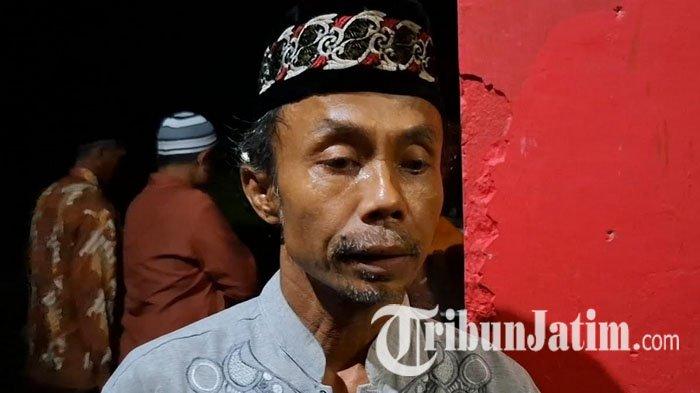 Nur Khalim, ayah kandung Uswatun Khasanah alias UK (30), korban mutilasi yang jasadnya ditemukan dalam koper di Kabupaten Ngawi, saat ditemui usai pemakaman anaknya di tempat pemakaman umum Desa Sidodadi, Kecamatan Garum, Kabupaten Blitar, Jumat (24/1/2025). 
