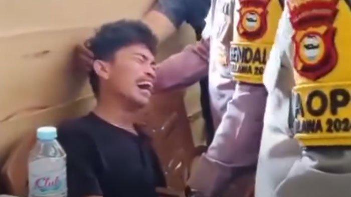 Sandi, ayah sandera dan siksa anak kandung di Pinrang, Sulawesi Selatan nangis histeris saat didatangi polisi.