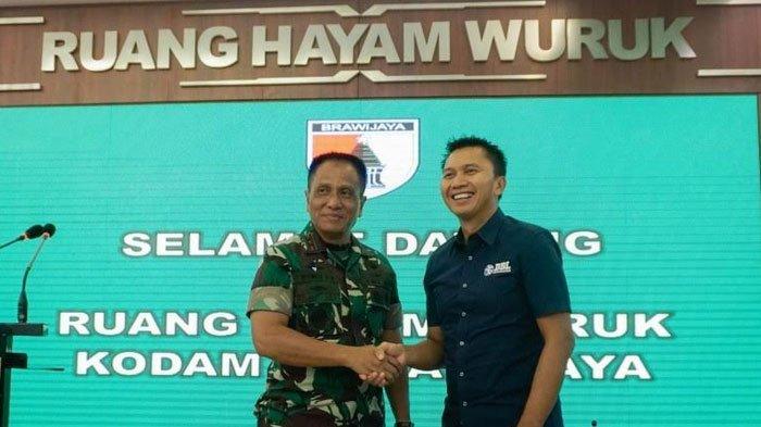 Direktur Utama PT DBL Indonesia, Azrul Ananda bersama Pangdam V/Brawijaya, Mayjen TNI R. Wisnoe Prasetja Boedi seusai menjalin kerja sama terkait penyelenggaraan Herbana Bromo KOM Challenge 2020.