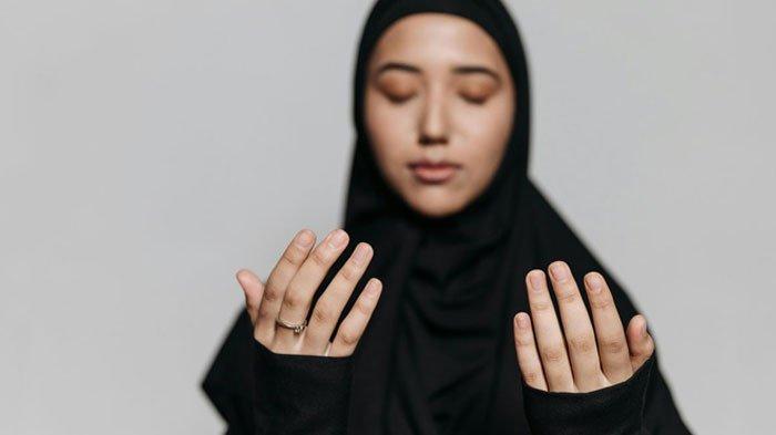 BERDOA - Ilustrasi seseorang tengah berdoa. Setiap umat Islam perlu membacakan doa niat puasa saat sahur dan doa buka puasa sebelum membatalkan puasanya ketika sudah waktunya, Sabtu (22/2/2025).