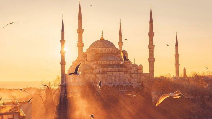 TAKBIR IDUL FITRI - Ilustrasi Idul Fitri atau Lebaran. Sehari sebelum melaksanakan salat Idul Fitri, masyarakat Muslim akan menandai malam harinya dengan bertakbir.