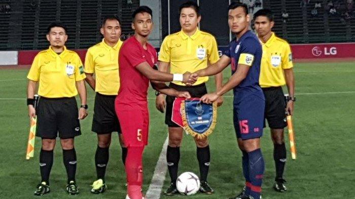Kapten Timnas U-22 Indonesia Bagas Adi Nugroho bersama Kapten Timnas U-22 Thailand Saringkan Promsupa sebelum pertandingan final Piala AFF U-22 2019 di Kamboja, Selasa (26/2/2019).