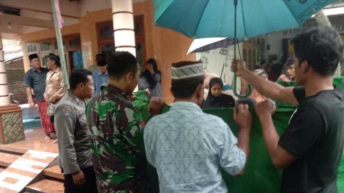 BRR (4) yang terseret arus selokan di Kelurahan Singosaren, Kecamatan Jenangan, Kabupaten Ponorogo, ditemukan tewas tersangkut pipa PDAM (Perusahaan Daerah Air Minum), Minggu (11/2/2024).