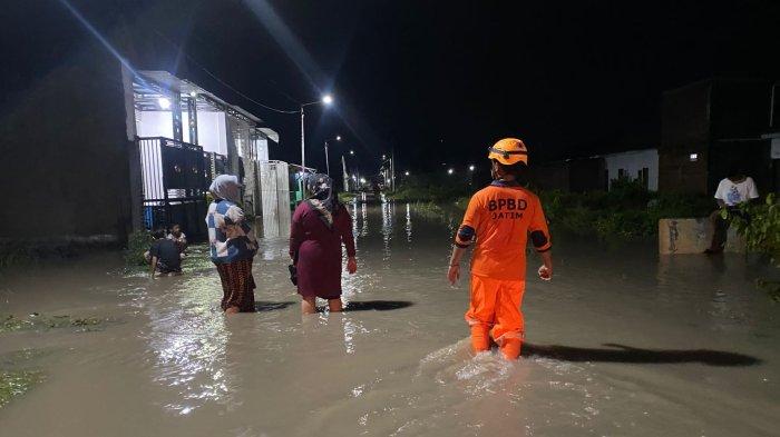 BANJIR - Tim BPBD Bondowoso saat melakukan asessment banjir di Perumahan Geand View, Kelurahan Sekarputih, Kecamatan Tegalampel, Bondowoso, pada Sabtu (10/5/2025).