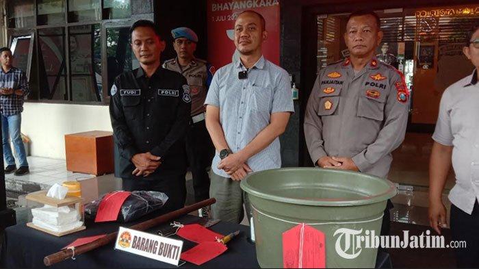 Kasat Reskrim Polresta Malang Kota, Kompol Danang Yudanto didampingi Kapolsek Blimbing, Kompol Octa Panjaitan saat menunukkan barang bukti kasus suami di Malang yang bunuh dan mutilasi istrinya sendiri