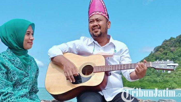 Bupati Gresik, Fandi Akhmad Yani bersama ketua PKK, Nurul Haroamini Ali menikmati pantai Selayar, Rabu (9/6/2021).