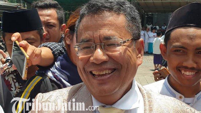Pengacara kondang Hotman Paris Hutapea saat menghadiri pemakaman KH. Salahuddin Wahid (Gus Sholah) di Pondok Pesantren Tebu Ireng, Jalan Irian Jaya, Cukir, Kabupaten Jombang, Senin (3/2/2020).