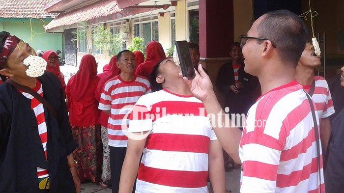 Suasana Kemeriahan saat pelaksanaan lomba makan kerupuk yang berlangsung di halaman depan Kemenag Kabupaten Pamekasan, Selasa (11/12/2018).