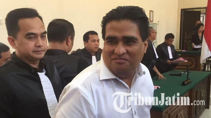 Dimas Kanjeng Taat Pribadi saat menjalani persidangan dua kasus yang menjeratnya di PN Kraksaan.