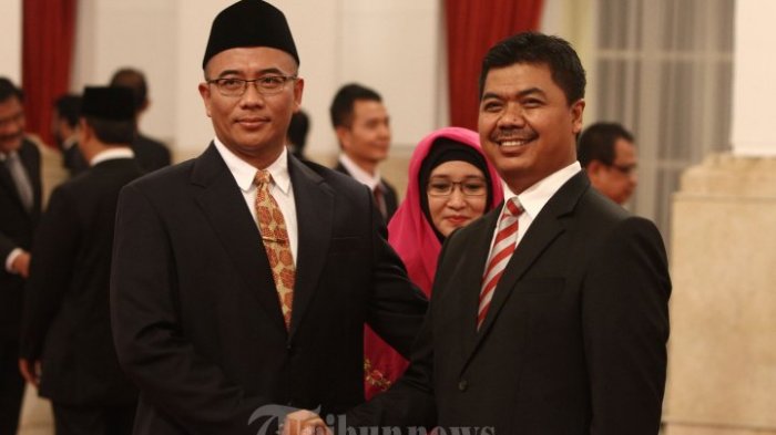 Juri Ardiantoro (kanan) bersalaman dengan Hasyim Asyari usai pelantikan di Istana Negara, Jakarta, Senin (29/8/2016) silam.