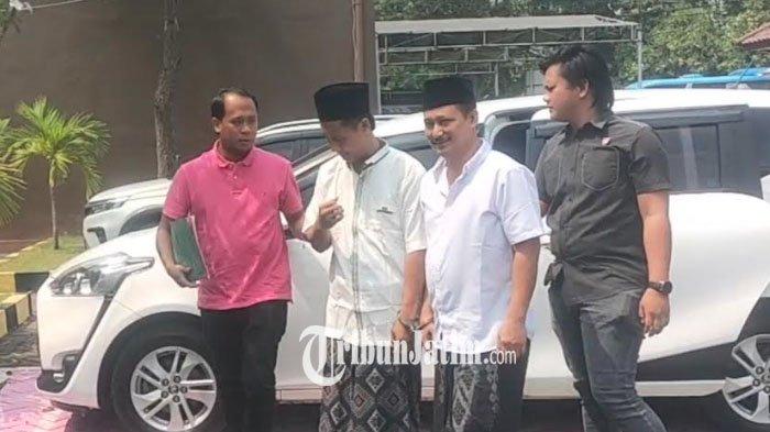 Penyidik Unit Pidana Umum Satreskrim Polres Bangkalan melimpahkan berkas perkara carok berikut barang bukti serta dua tersangka berstatus kakak adik, Hasan Basri dan Wardi ke Kejaksaan Negeri Bangkalan, Rabu (8/5/2024).