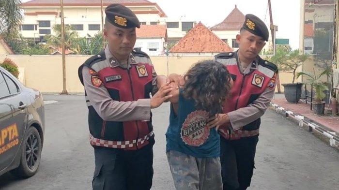 BOBOL TK - Pelaku pembobolan di TK Al-farida, Kelurahan Semampir, Kecamatan Kraksaan, Kabupaten Probolinggo, Jawa Timur saat diamankan kepolisian, Minggu (16/2/2025). Sebelum datang polisi, pelaku sempat jadi bulan-bulanan warga yang memergoki perbuatan pelaku.