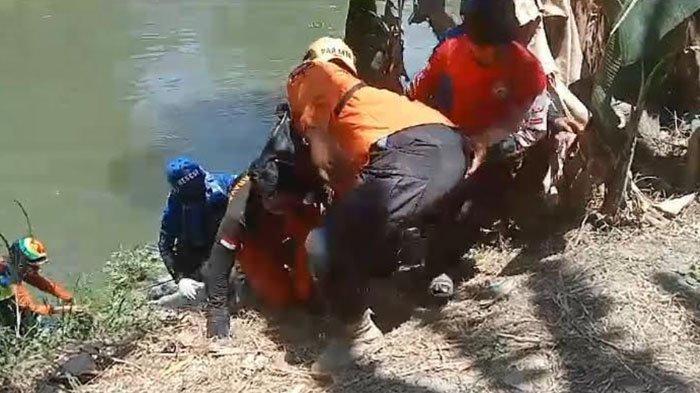 ADK, bocah 12 tahun yang tenggelam di Sungai Kalimas, Desa Kedunganyar, Kecamatan Wringinanom, Kabupaten Gresik, berhasil ditemukan, Jumat (1/9/2023).