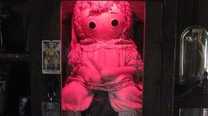 HILANG - Penampakan boneka Annabelle yang berada di museum Warrens di Connecticut. Boneka Annabelle baru-baru ini dikabarkan hilang. Pihak museum pun buka suara, Senin (2/6/2025).