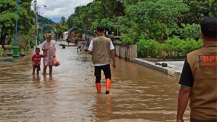 BANJIR - Kalaksa BPBD Ponorogo, Masun saat meninjau banjir di akses jalan penghubung Desa Karangan Kecamatan Balong ke Desa Mojopitu Kecamatan Slahung Kabupaten Ponorogo Jatim. Hujan dengan intensitas deras di Ponorogo mengakibatkan sejumlah wilayah di Bumi Reog diterjang bencana, Sabtu (29/3/2025).