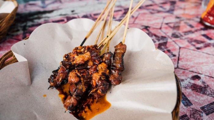 Ilustrasi mimpi makan sate menurut Primbon Jawa.
