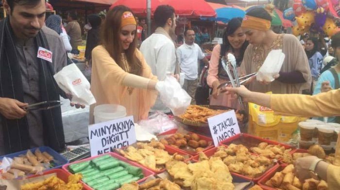 Bule yang menjual gorengan di Pasar Rawamangun.