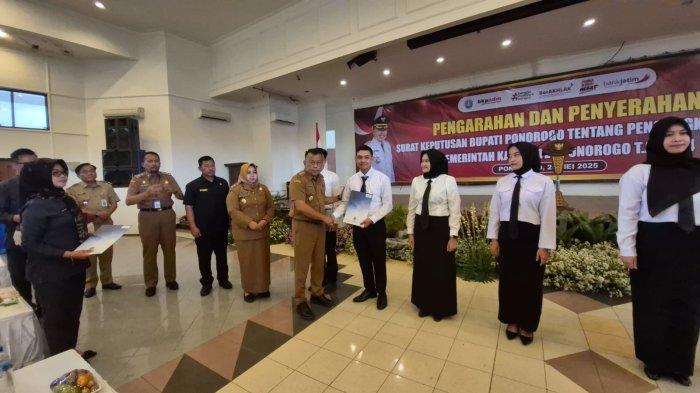 PENYERAHAN SK - Bupati Ponorogo Sugiri Sancoko menyerahkan SK CPNS Pemkab Ponorogo, di Gedung Sasana Praja, Jalan Diponegoro, Kelurahan Mangkujayan, Kecamatan/Kabupaten Ponorogo, Jatim, Senin (26/5/2025). Saat menyerahkan SK CPNS, Bupati Ponorogo Sugiri Sancoko sempat menanyakan ratusan CPNS dihadapannya apakah menyesal menjadi CPNS Pemkab Ponorogo.