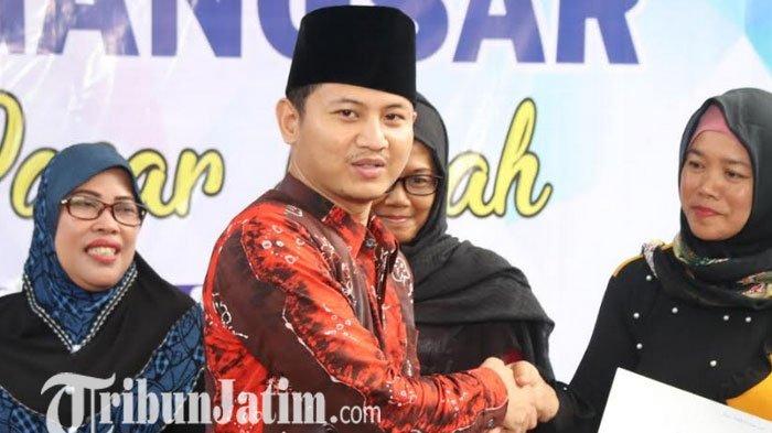 Bupati Trenggalek menyalurkan bantuan ringan dari BPR Jwalita ke pedagang Pasar Basah, Kamis (12/3/2020).