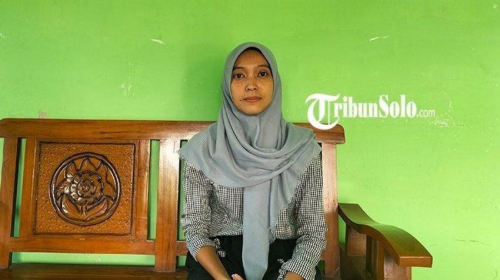 Tri Cahyaningsih, buruh pabrik peraih skor tertinggi di SKD CPNS Kemenkumham Jateng, ditemui Sabtu (9/11/2024). Kini gagal jadi ASN karena tinggi badannya kurang 0,5 cm.