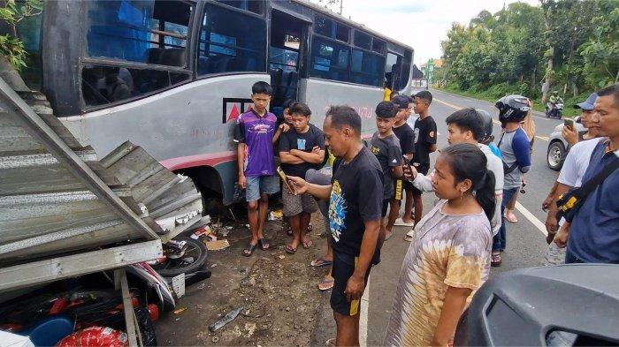 KECELAKAAN LALU LINTAS - Bus Antar Kota Dalam Provinsi (AKDP) Cendana jurusan Madiun-Ponorogo menabrak bengkel dan melindas 5 motor yang terparkir di Jalan Raya Ponorogo-Madiun, Desa Purwosari, Kecamatan Babadan, Kabupaten Ponorogo, Jatim, Minggu (23/3/2025) siang. Petugas Gakkum Satlantas Polres Ponorogo sedang melakukan olah tkp