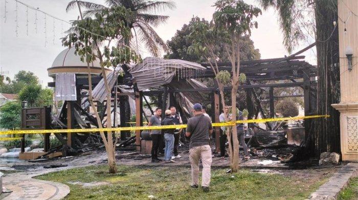 CAFE TERBAKAR HEBAT - Sebuah cafe bangunan bertingkat di Babat, Lamongan, terbakar dan dikabarkan tiga orang meninggal duni karena terjebak, Minggu dini hari (9/2/2025) sekira pukul 3.40 WIB