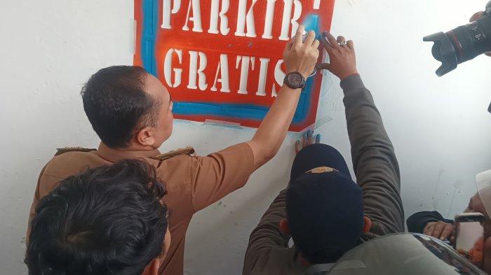 SEGEL AREA PARKIR - Wali Kota Surabaya Eri Cahyadi menindak sejumlah toko modern di Surabaya yang kedapatan melanggar aturan parkir, Selasa (10/6/2025). Penindakan tersebut di antaranya dengan memberikan sanksi penutupan area parkir toko modern.